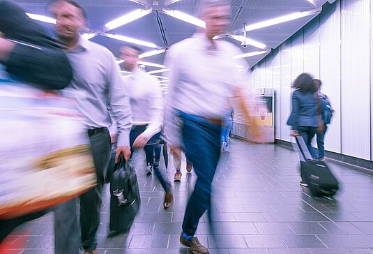 martin-adams-OAuoy7eGGGw-unsplash Rush Hour in der Stadt