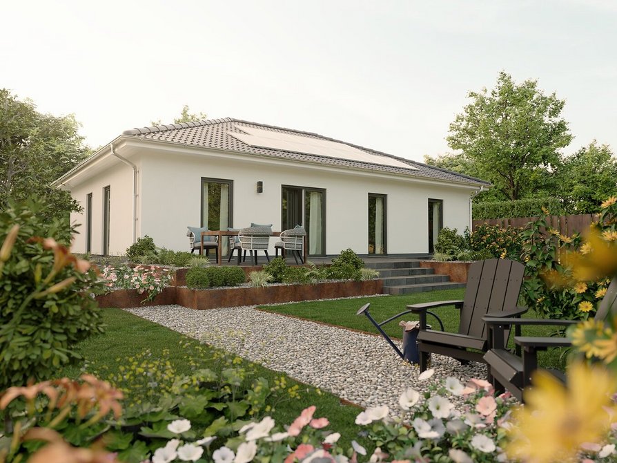 Effizienter Bungalow 110 mit Photovoltaik-Anlage auf dem Walmdach, moderner Terrasse und grünem Garten
